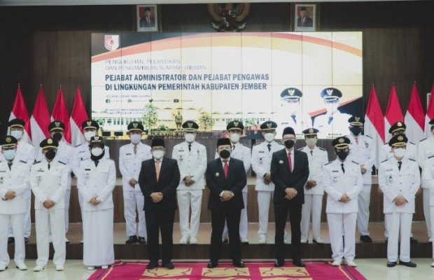  Foto : Bupati dan Wakil Bupati Jember bersama pejabat administrator, dan pejabat pengawas di lingkungan  Pemkab usai di lantik.
