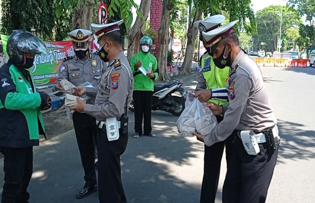 Foto : Satlantas Probolinggo Kota Membagikan Nasi Bungkus