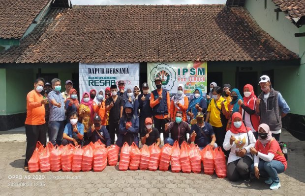 Foto : Sambung tali asih, tiga organisasi, peduli tingginya kasus paparan Covid-19 di Jember.