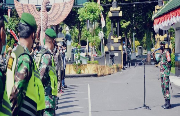   Foto : Dandim 0821 Letkol Inf Andi W Wibowo S.Sos M.I M.Pol memimpin apel jelang pemindahan