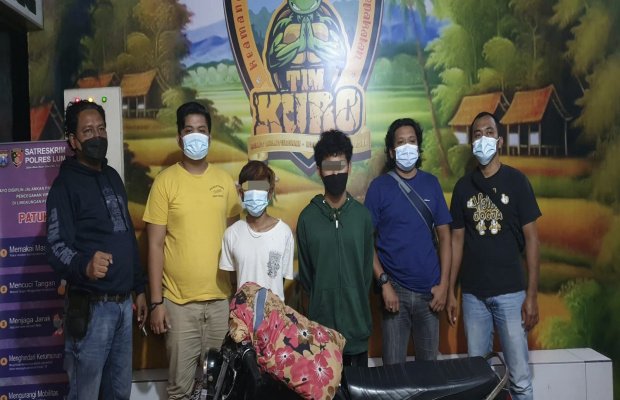 Foto : Kedua pemuda ( tersangka AA dan MY ) diapit petugas