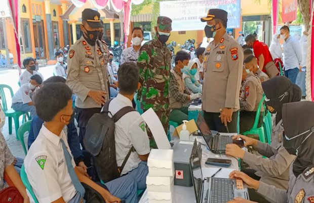 Foto : Kapolres Pamekasan Bersama Dandim 0826 Saat Pantau Langsung Pelaksanaan Vaksin