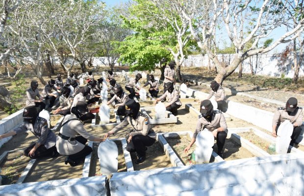 Foto : Polwan Polres Pamekasan Saat Melaksanakan Tabur Bunga di TMP