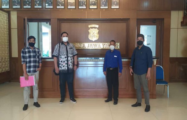 Foto : Tim Kuasa Hukum Hananto, Sandi Budiono, S.H, Oktovio Hantrisa, S.H, Rohmat Basuki, S.H dan Andi Rachmanto, S.H saat berada di Mapolda Jatim.