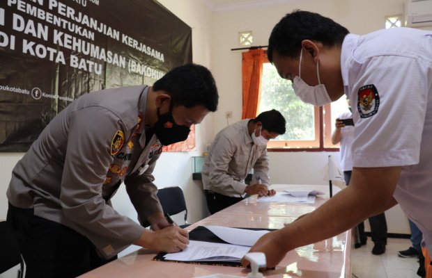  Foto :  Kapolres Batu AKBP Catur Cahyono Wibowo , SIK., MH bersama Ketua KPU Mardiono, S.H.I saat menanda tangani MoU pembentukan Bakohumas.