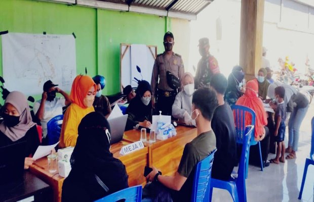 Foto : Vaksinasi di wilayah Candipuro Lumajang