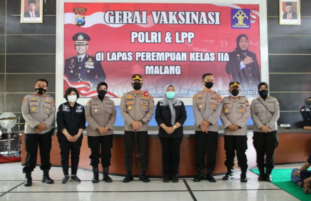  Foto: Kapolresta Malang Kota AKBP Budi Hermanto, SIK, M.Si saat sesi foto bersama usai meninjau jalannya pelaksanaan vaksinasi ke Lapas Perempuan Kelas ll A, Kota Malang.