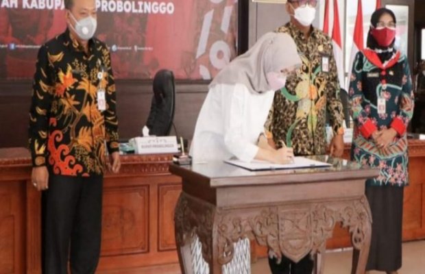 Foto : Bupati Tantri Saat Teken Perjanjian Kontrak 
