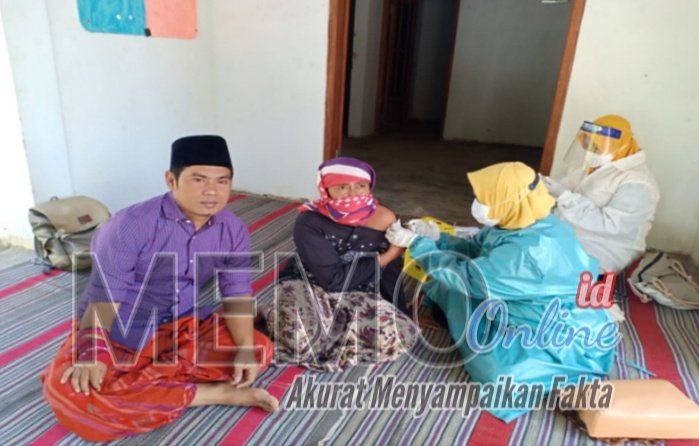 Foto : Kepala Desa Tambaagung Barat, serta masyarakat yang melakukan vaksinasi