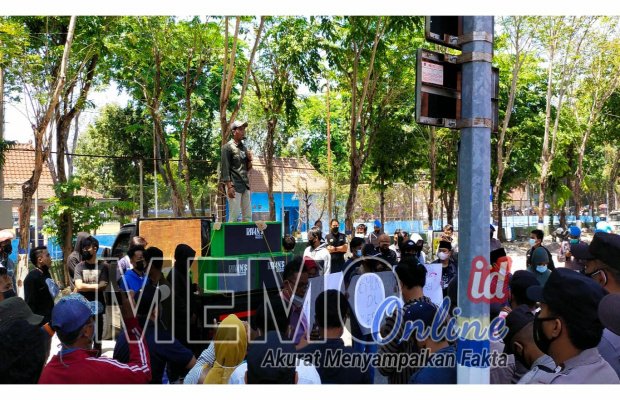 Foto : Mahasiswa lakukan aksi demonstrasi di depan kantor DPRD Sampang menolak Pilkades serentak diundur tahun 2025