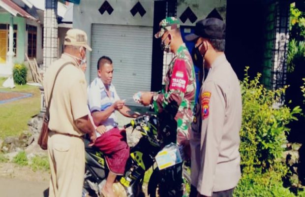 Foto: Pemberian masker pada warga, bersamaan dengan imbauan