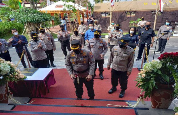 Foto: Kapolres Batu AKBP Catur Cahyono Wibowo, SIK, MH saat menggunting pita sebagai tanda diresmikannya Gedung Wicaksana Laghawa.
