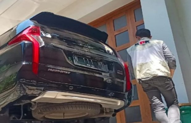  Foto : KPK Saat Menggeledah Rumah Bupati Probolinggo