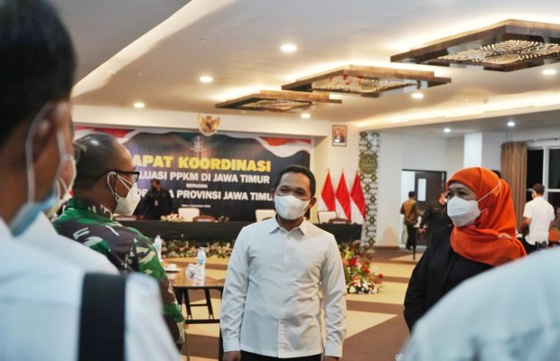 Foto : Bupati Lumajang H. Thoriq Haq ( tengah )