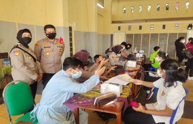 Foto : Kapolresta Malang Kota AKBP Budi Hermanto, SIK, M.Si saat meninjau jalannya pelaksanaan vaksinasi massal ke Yayasan Cor Jesu.