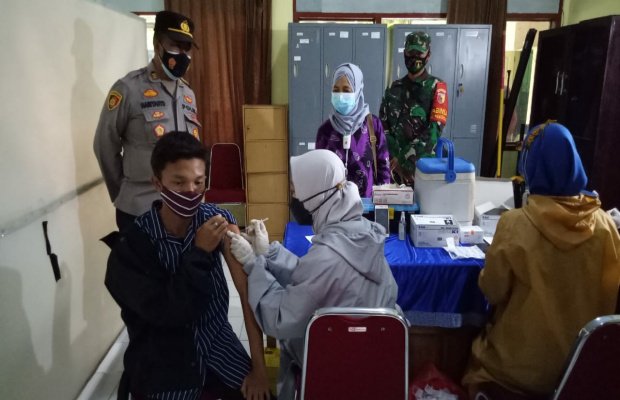 Foto :  Pendamping vaksinasi oleh TNI dan Polri