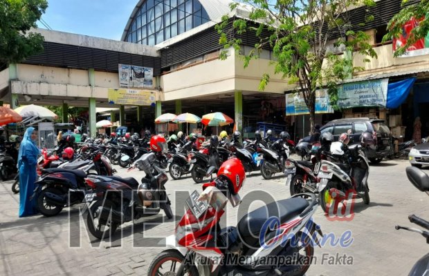Foto : Area parkir pasar srimangunan Sampang