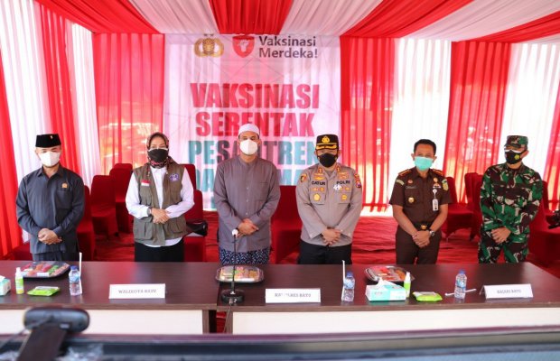 Foto: Kapolres Batu saat meninjau pelaksanaan vaksinasi serentak di Ponpes.