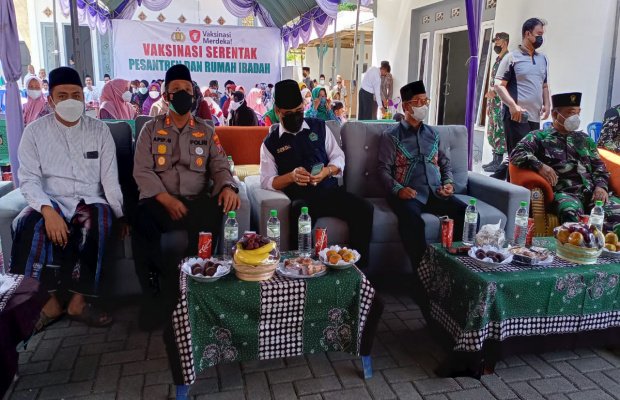 Foto : Kapolres Pamekasan Bersama Sekda dan Pengasuh Ponpes Saat Pantau Kegiatan Vaksinasi