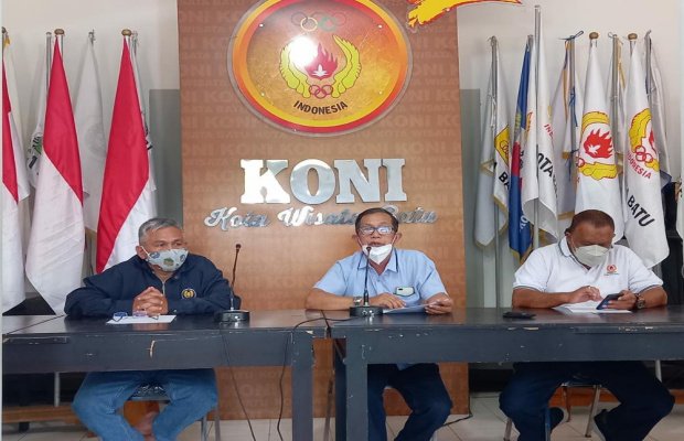 Foto:Ketua Umum KONI Kota Batu Drs. Mahfud (tengah), saat jumpa pers di kantor KONI Kota Batu.