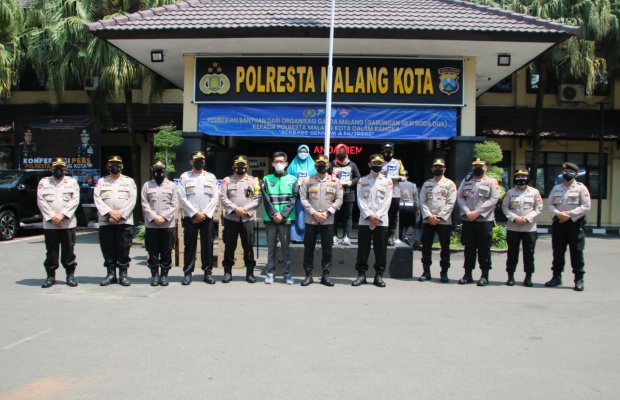 Foto: Kapolresta Malang Kota bersama jajaran dan Komunitas masyarakat yang tergabung di Garda Kota Malang saat sesi foto bersama.