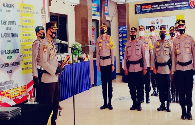  Foto : Kapolres Lumajang memberikan arahan pada pejabat yang melakukan serah terima jabatan.