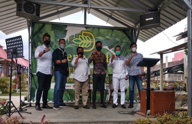  Foto:Tim kuasa hukum jurnalis dari LBH Malang dan Mahapatih Law Office, saat sesi foto bersama usai konferensi pers