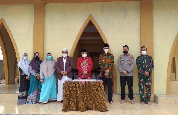 Foto: jajaran Satgas Penanganan Covid-19 Kabupaten Jember yaitu Kapolres Jember AKBP Arif Rachman Arifin, Dandim 0824 Letkol Inf La Ode Muhammad Nurdin, di Ponpes Ansunniyah Al Jauhari Kencong