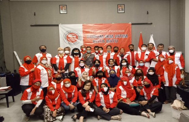 Foto:suasana saat sesi foto bersama usai pelantikan pengurus IKM Kota Batu.