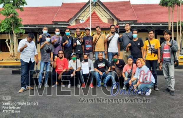 Foto : Munir bersama rekan - rekan jurnalis didepan Mapolres Sampang