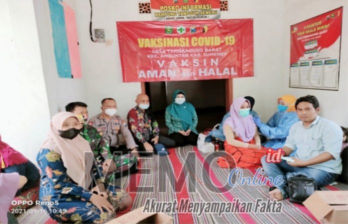 Foto : Camat Ambunten Agus D.Putra, Kapolsek Ambunten AKP Junaidi, Danramil Ambunten, serta Kepala Desa Tambaagung Barat saat memantau langsung jalannya vaksinasi