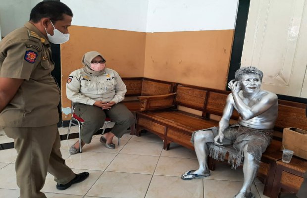  Foto : Manusia Silver Saat Diamankan di Kantor Satpol PP