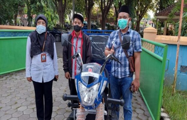 Foto : DKPP Serahkan Bantuan Hibah Kepada Kelompok Tani