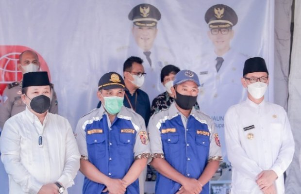 Foto:  Bupati dan Wakil Bupati Jember, para jukir terima seragam baru oleh Pemkab Jember