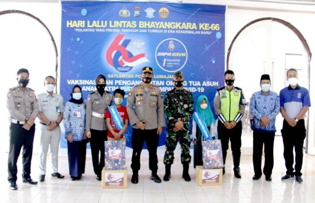 Foto : Foto bersama dengan perwakilan anak asuh