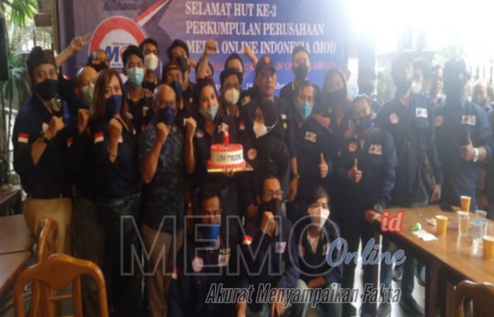 Foto : suasana saat sesi foto bersama di HUT MOI ke-3.