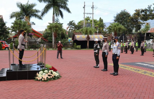 Foto:Kapolres Batu saat memimpin Apel Gelar Pasukan Operasi Patuh Semeru 2021