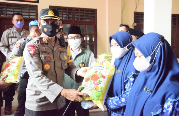 Foto : Kapolres Bersama Bupati Pamekasan Saat Berada di Ponpes Miftahul Qulub