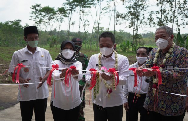 Foto : Gunting pita oleh Bupati Lumajang Thoriqul Haq
