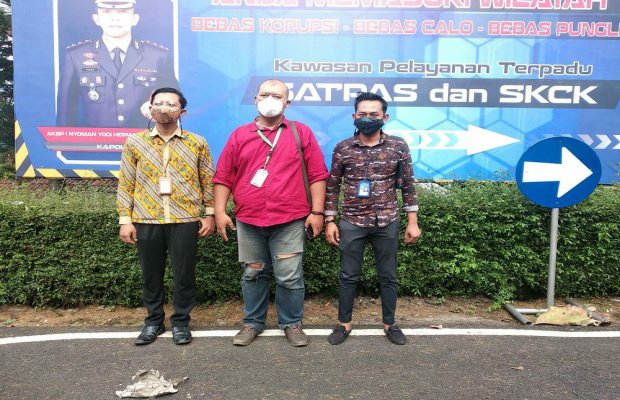 Foto : Yiyin Lukman Adiwinoto (tengah) didampingi Kuasa Hukumnya dari LBH Malang, Sandro Wahyu Permadi, SH dan Muhammad Fitroh Arif Hidayatulloh, SH.