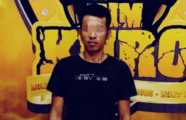 Foto: Tersangka 'AR' saat diamankan di Mapolres Lumajang