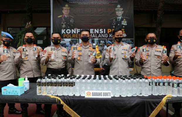 Foto: Kapolresta Malang Kota AKBP Budi Hermanto, SIK, M.Si bersama jajaran saat menunjukkan barang bukti.