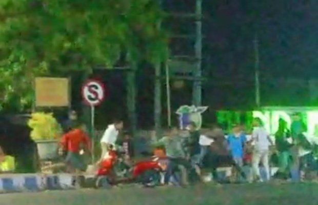 Foto :Sekelompok Pemuda Lakukan Tawuran di Bundaran Glaser