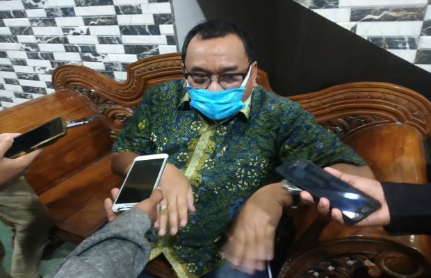 Foto: Kepala Disperindag Kabupaten Pamekasan, Achmad Syaifuddin Saat Dimintai Keterangan di Hotel Berlian