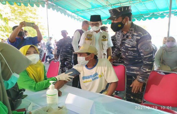 Foto:  Pangkoarmada ll Laksda TNI Dr. Iwan lsnurwanto,S.H.,M.A.P,M.Tr Bersama dengan Bupati Bangkalan R Abdul Latif Amin Imron didampingi Dansatgas Kolonel Laut (P) Agus Haryanto saat melakukan peninjauan vaksinasi