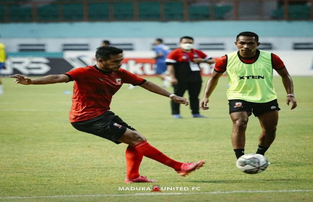 Foto: Warming up Laskar Sape Kerrab di Stadion Wibawa Mukti Bekasi