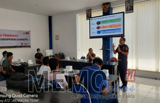Foto: Foto :  KPPBC bersama Diskominfo Sampang aat sosialisasi cukai