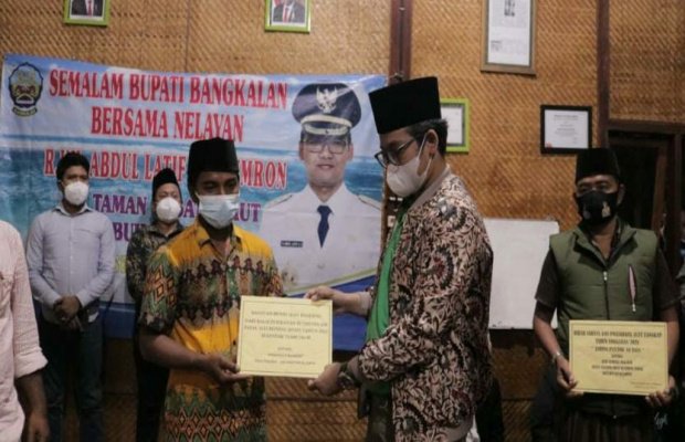 Foto : Bupati Bangkalan, R Abdul Latif Amin Imron bersama masyarakat nelayan pantura