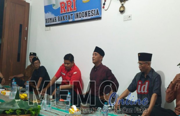 Foto : Ahmad Hidayat, wakil sekretaris DPC PDIP kota Surabaya didampingi  Bambang Siswo, pembina RRI