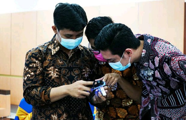 Foto: Petugas Bea Cukai Madura Saat Menunjukkan Warna Pita Cukai Tahun 2021